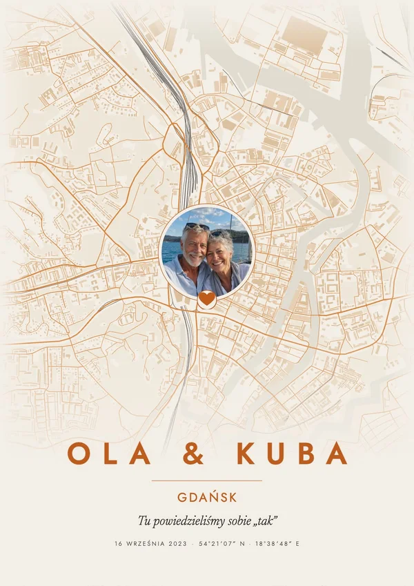 Kremowy plakat z miedzianym planem Gdańska na całym tle, serce na środku, na dole imiona Ola i Kuba